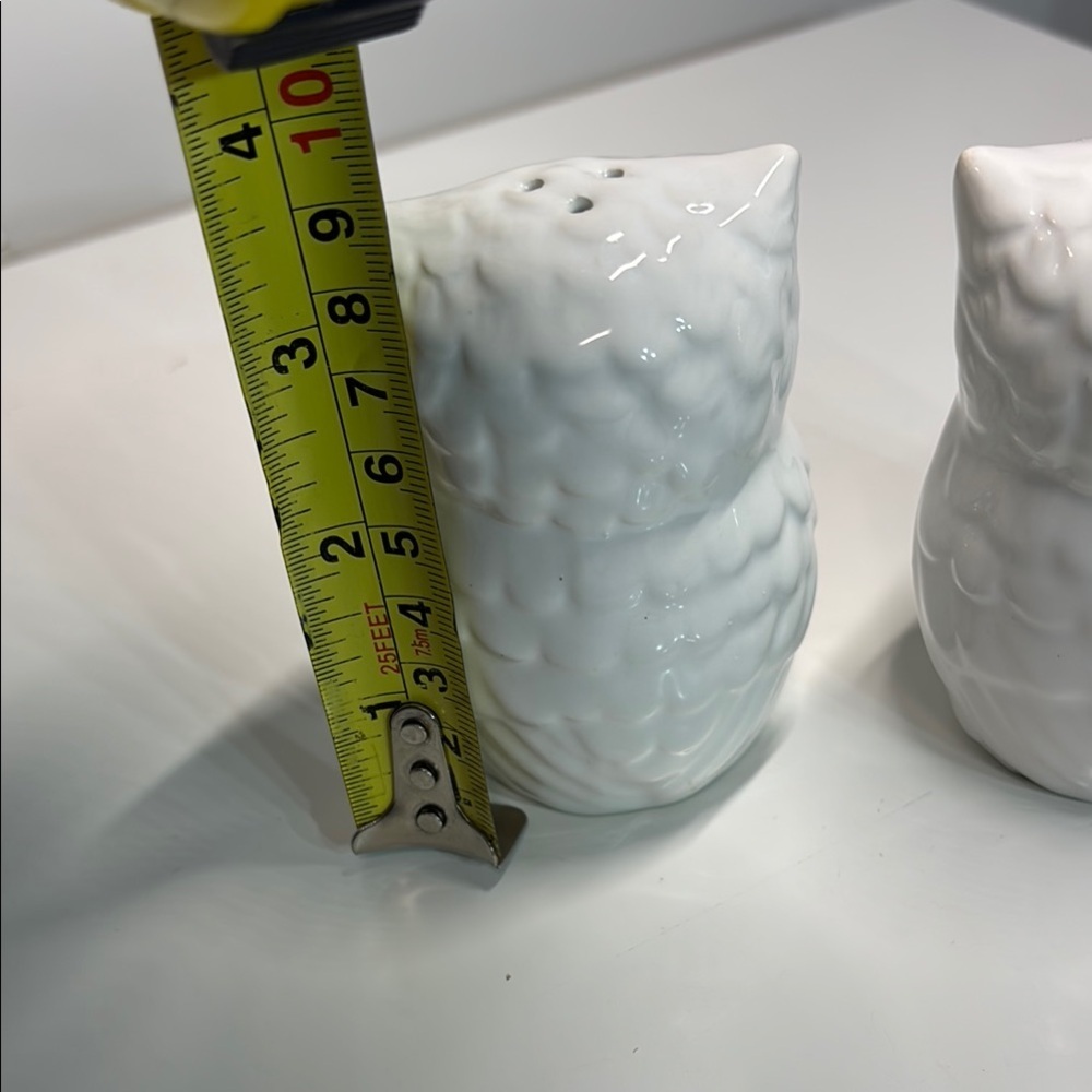 White Ceramic Owl Figurine Salt & Pepper shaker - Picture 5 of 6
